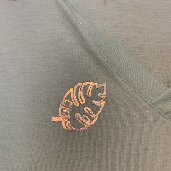 Lane Bryant Women’s Mint Green V-Neck Tee with Silver Leaves EUC 18/20 - Picture 2 of 4